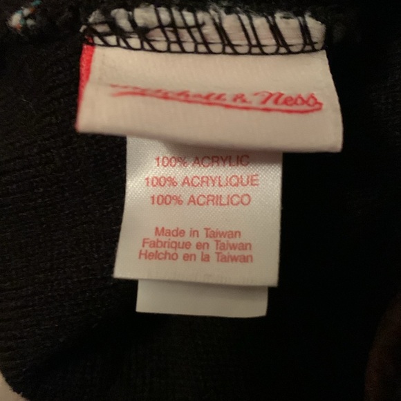 Charlotte Hornets Pom Beanie Hat - Picture 5 of 6